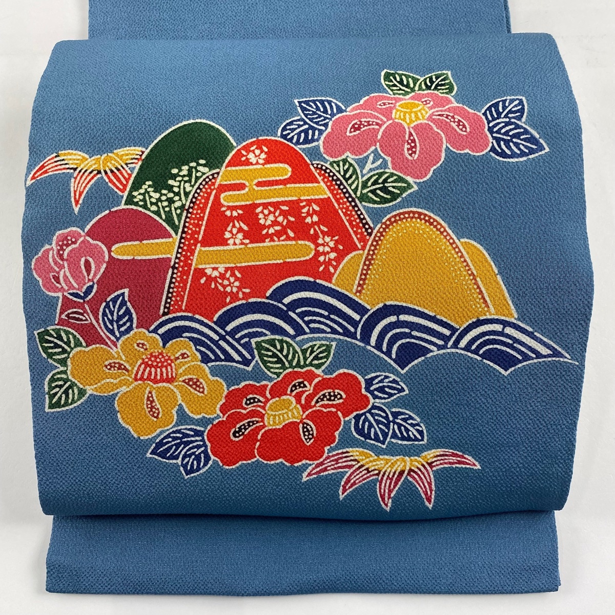 【美品】 開き名古屋帯 逸品 栗山吉三郎 落款 山並み 椿 縮緬 青灰色 正絹 【中古】拍卖