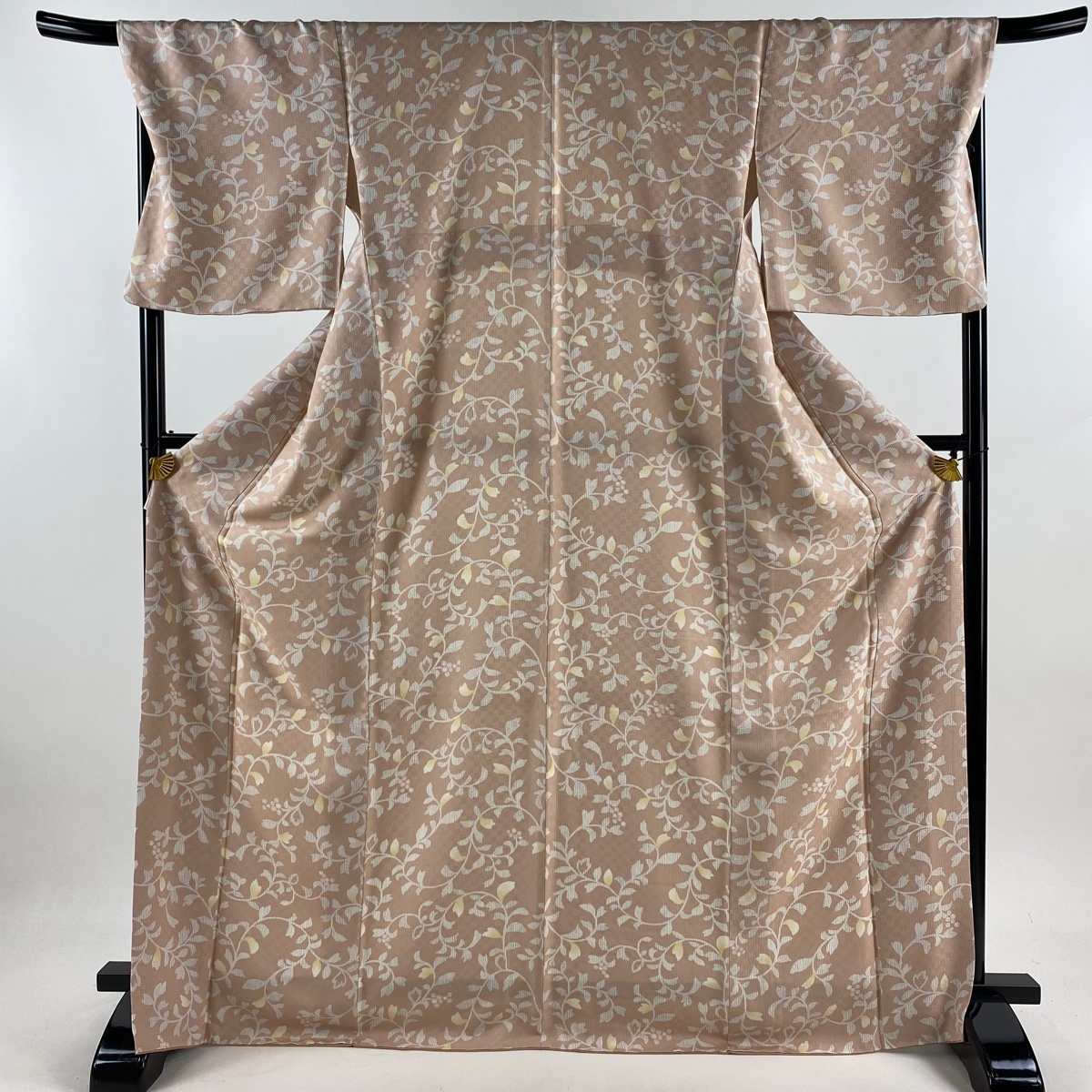 【美品】 小紋 身丈170.5cm 裄丈69.5cm L 袷 葉と実 ピンクベージュ 正絹 名品 【中古】拍卖