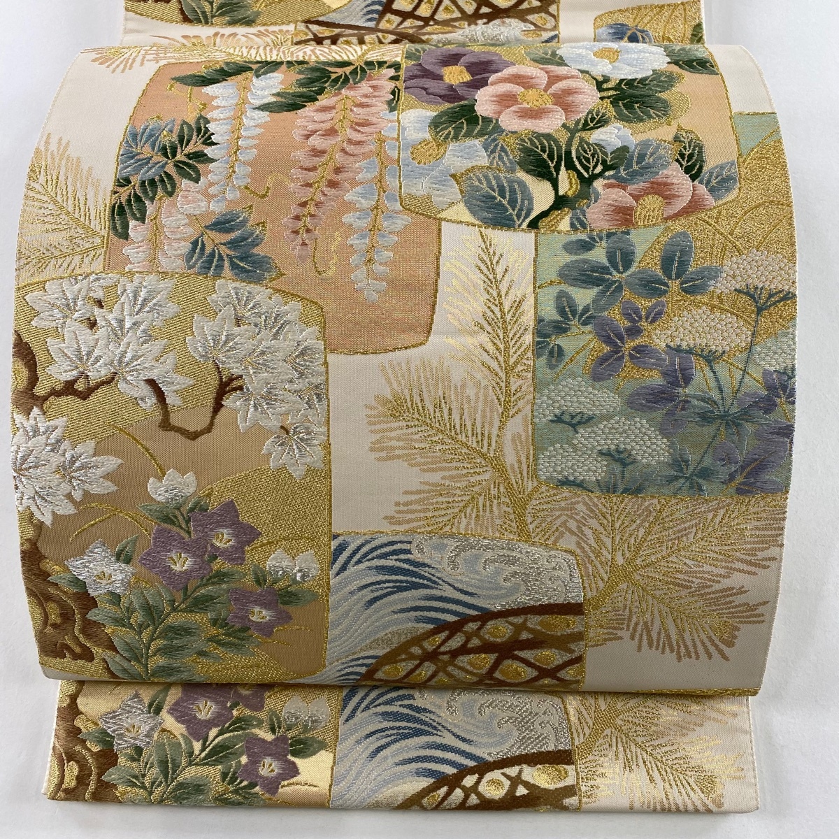 【美品】 袋帯 秀品 草花 松 唐織 箔 ベージュ 六通 正絹 【中古】拍卖