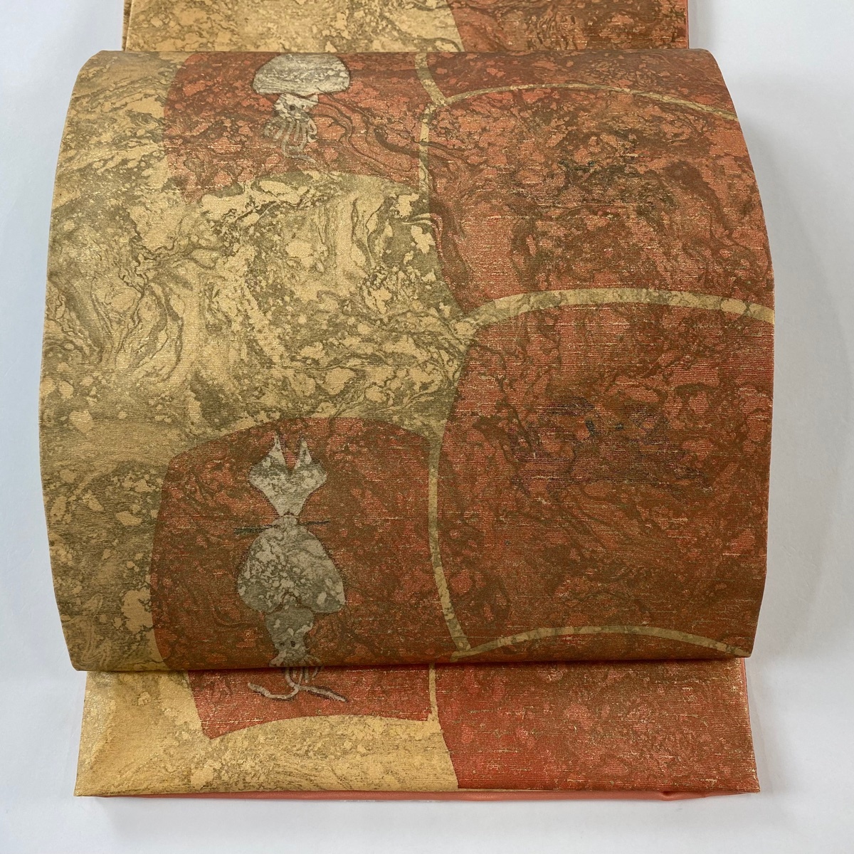 【美品】 袋帯 逸品 落款 証紙 牛首紬地 いか 蟹 金彩 薄オレンジ 六通 正絹 【中古】拍卖