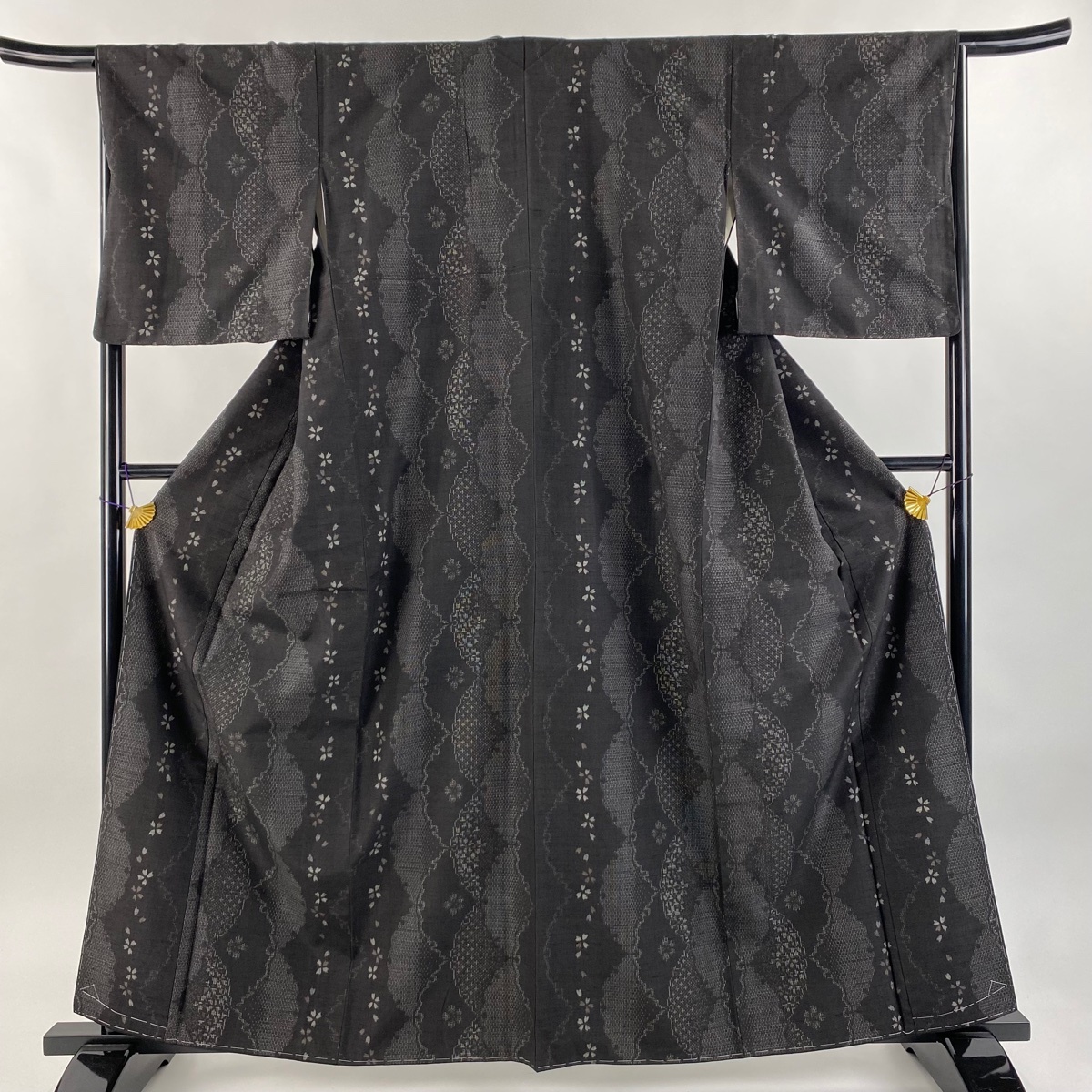 【美品】 結城紬 身丈161.5cm 裄丈66.5cm M 袷 藤貫株式会社 やまと 証紙 雪輪 桜 墨色 正絹 逸品 【中古】拍卖