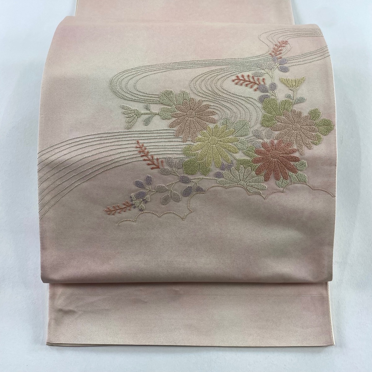 袋帯 秀品 証紙 草花 流水 相良刺繍 箔 薄ピンク お太鼓柄 正絹 【中古】拍卖