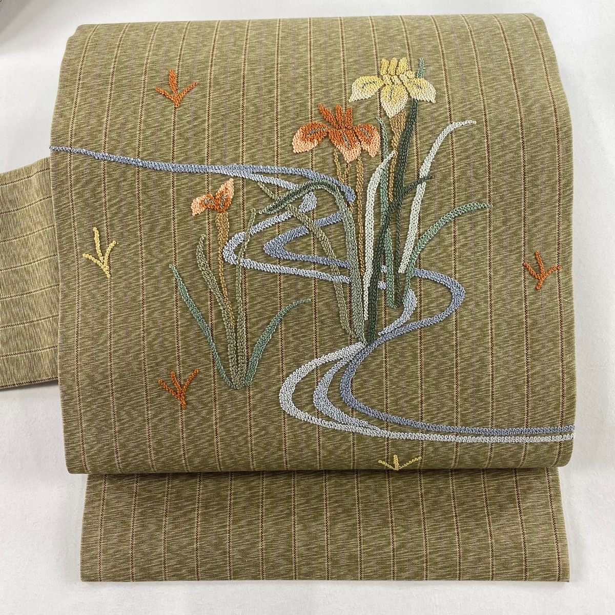 【美品】 名古屋帯 秀品 菖蒲 流水 相良刺繍 茶緑色 正絹 【中古】拍卖