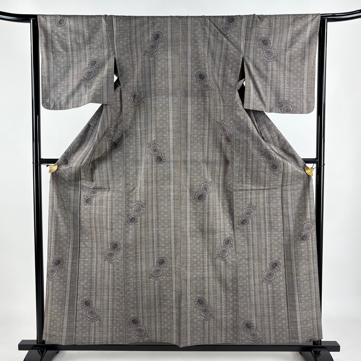 紬 身丈158.5cm 裄丈64.5cm M 単衣 番傘 麻の葉 焦茶色 正絹 名品 【中古】拍卖