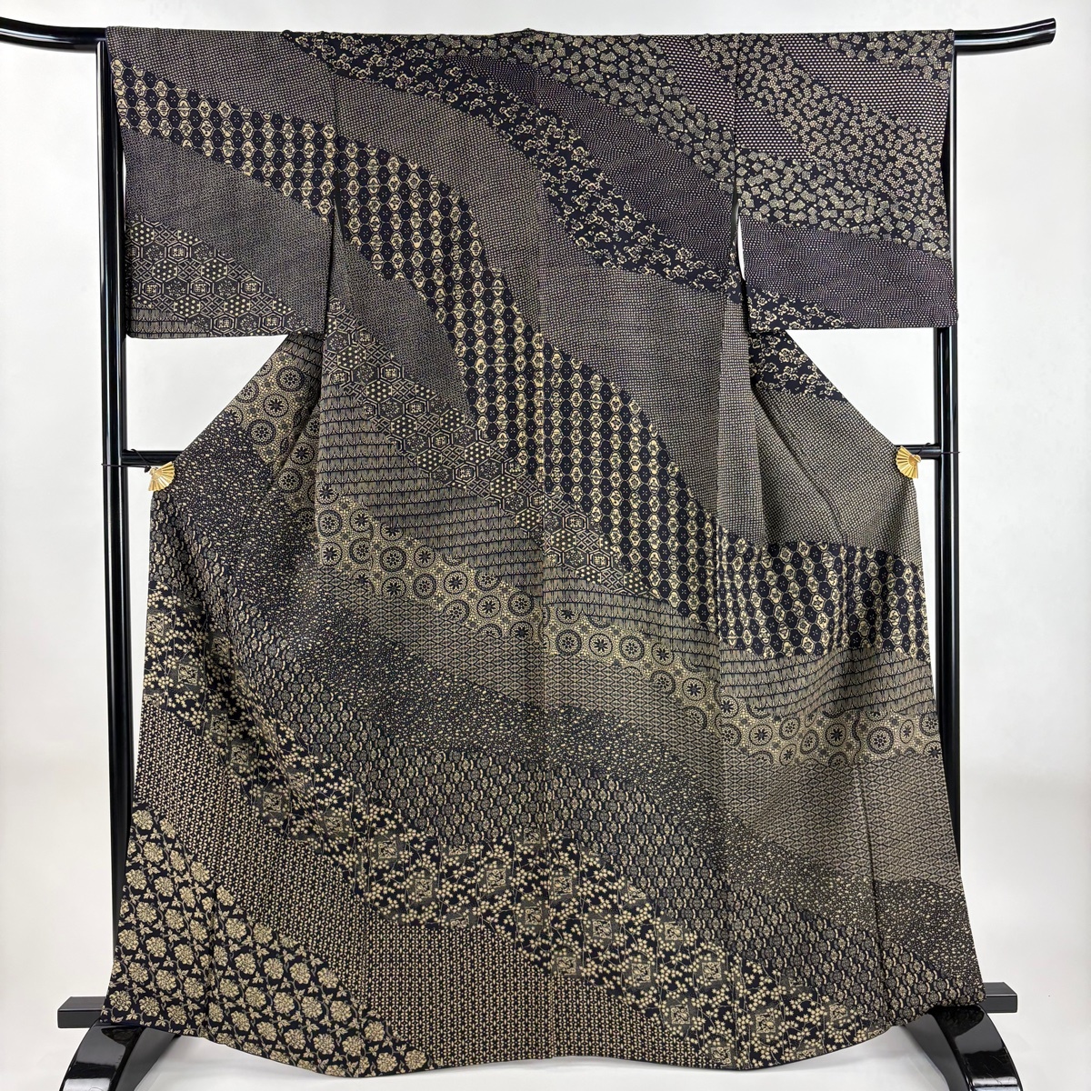 【美品】 訪問着 身丈166cm 裄丈65cm M 袷 龍 花唐草 黒 正絹 名品 【中古】拍卖