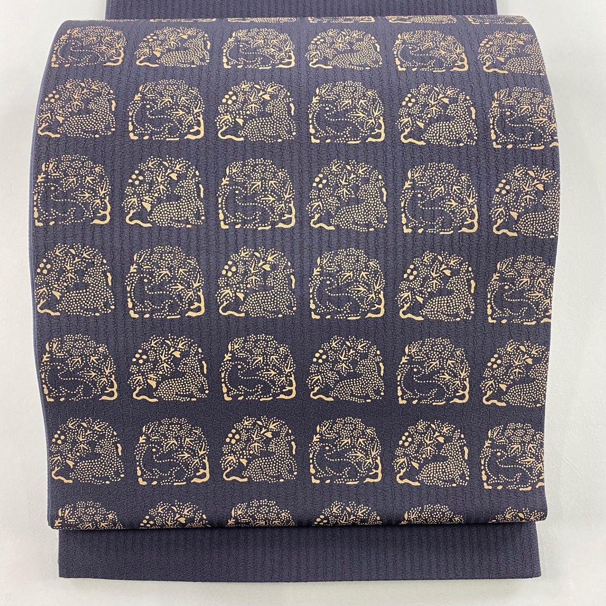 【美品】 袋帯 逸品 花うさぎ 紺色 お太鼓柄 正絹 【中古】拍卖