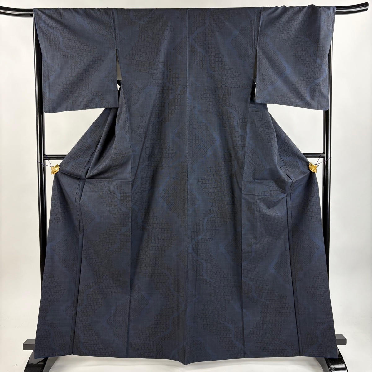 【美品】 大島紬 身丈166cm 裄丈67cm M 袷 純泥染 証紙 幾何学模様 紺色 正絹 秀品 【中古】拍卖