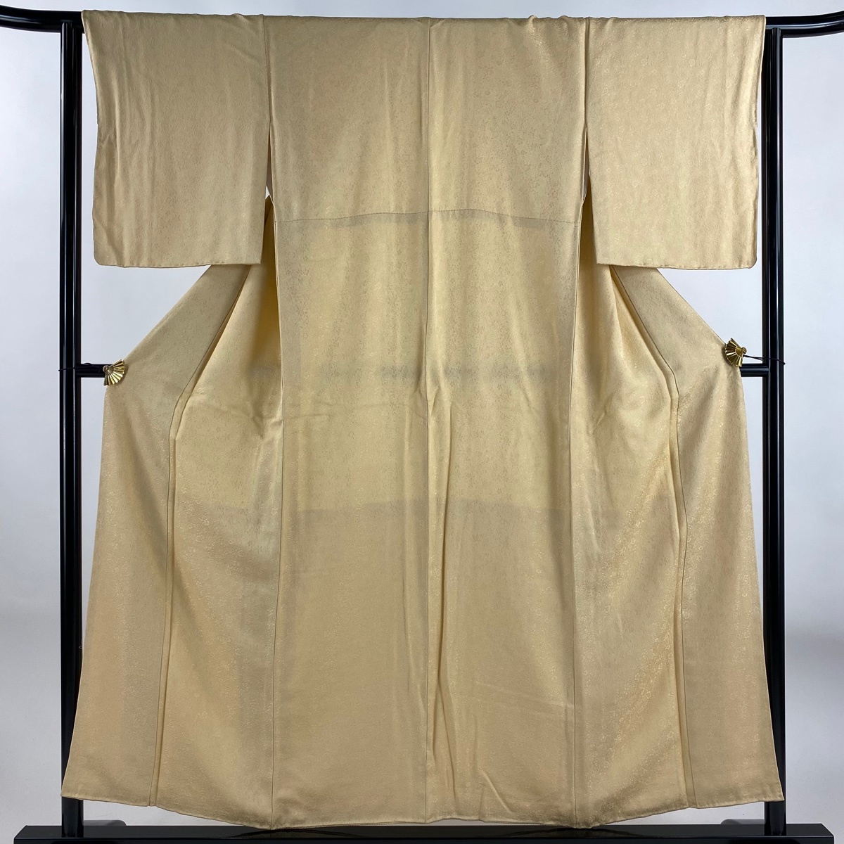 【美品】 色無地 身丈154.5cm 裄丈63.5cm S 袷 地紋 薄オレンジ 正絹 秀品 【中古】拍卖