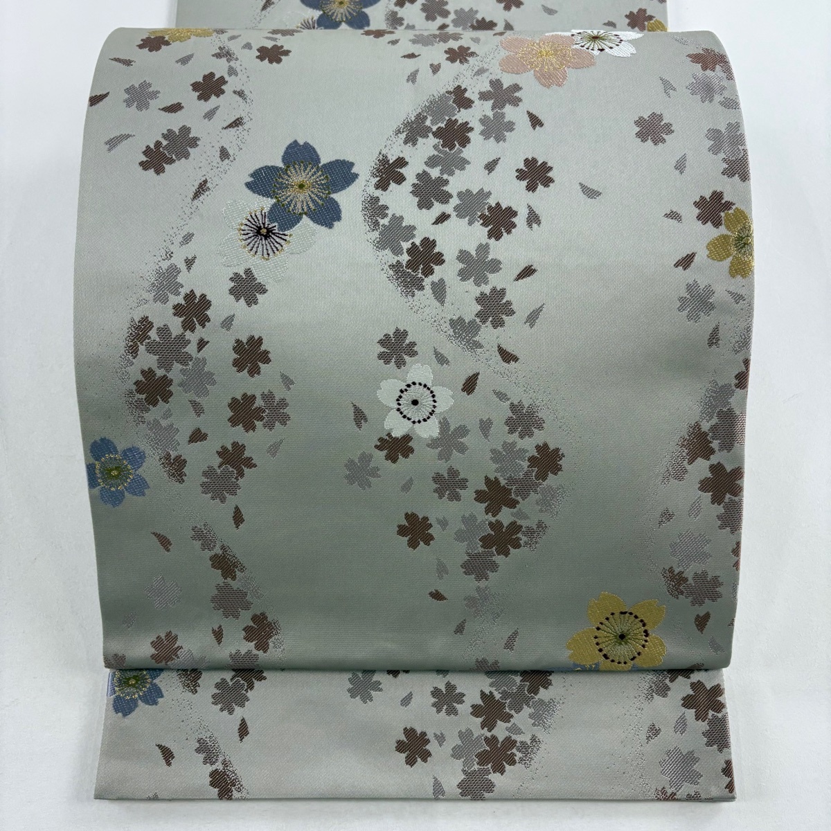 【美品】 袋帯 名品 落款 こむさでもーど 桜 桜の花びら 金糸 灰色 六通 正絹 【中古】拍卖
