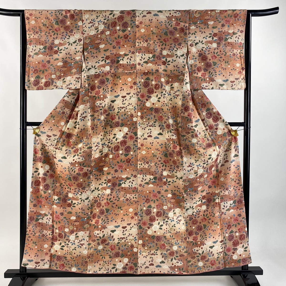 【美品】 小紋 身丈157.5cm 裄丈63.5cm S 袷 菊 松梅 金彩 ぼかし ピンクベージュ 正絹 秀品 【中古】拍卖