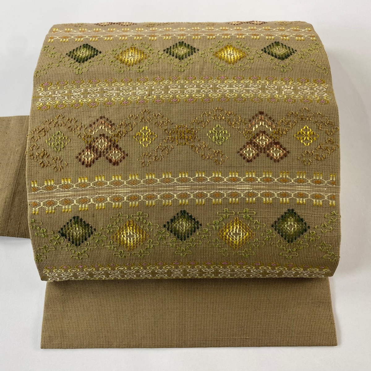 【美品】 名古屋帯 逸品 紬地 菱 幾何学 薄茶色 正絹 【中古】拍卖