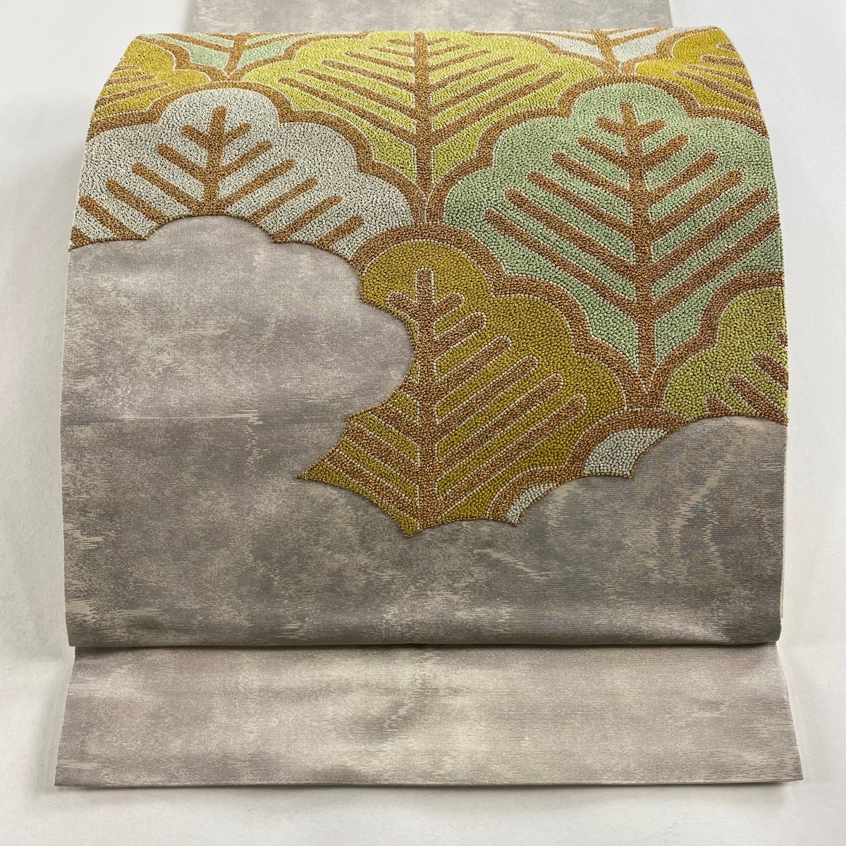 【美品】 袋帯 名品 樹木 相良刺繍 金糸 灰色 お太鼓柄 正絹 【中古】拍卖