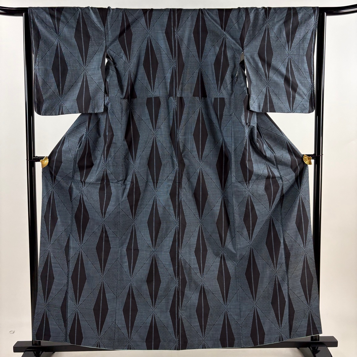 大島紬 身丈159.5cm 裄丈64.5cm M 袷 証紙 幾何学模様 青灰色 正絹 秀品 【中古】拍卖
