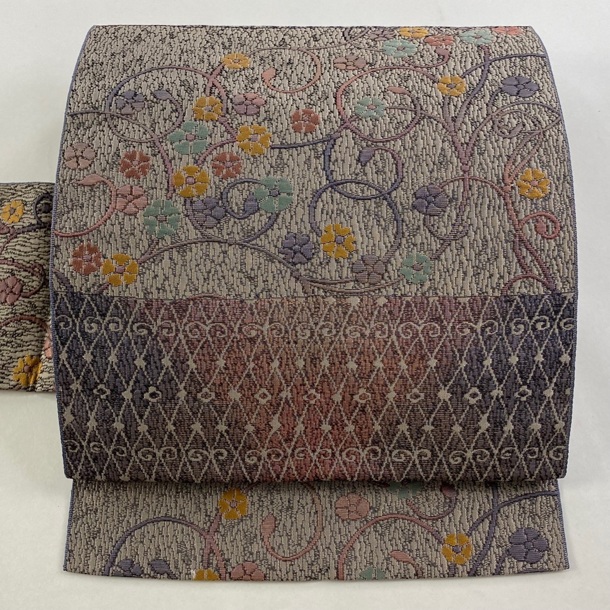 【美品】 名古屋帯 優品 花唐草 金彩 灰色 正絹 【中古】拍卖