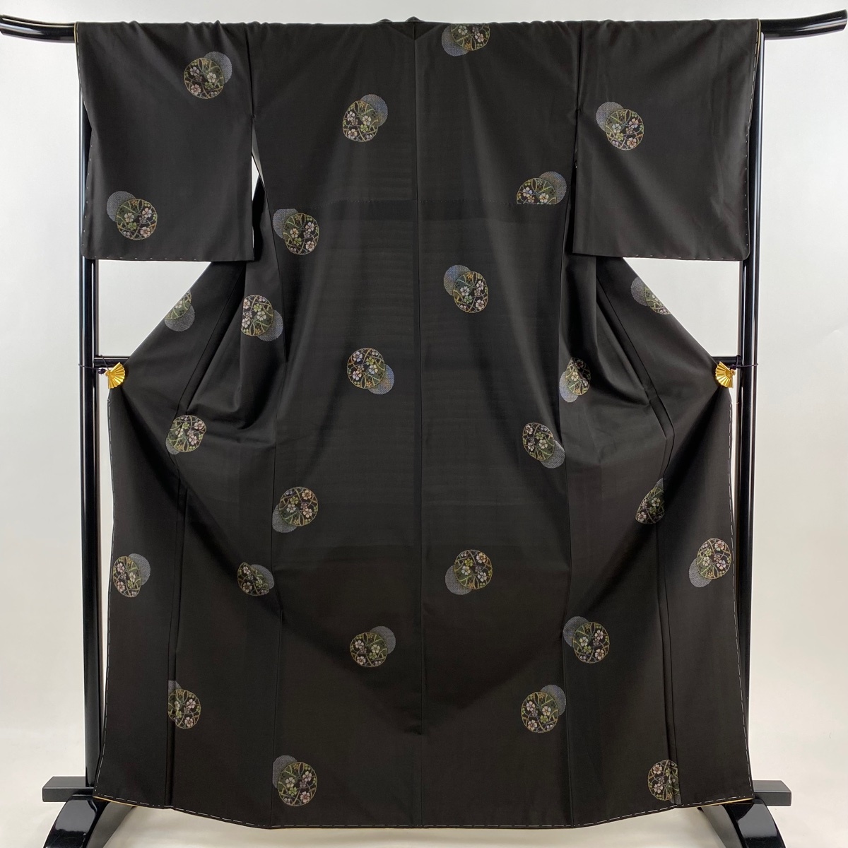 【美品】 大島紬 身丈166cm 裄丈67cm M 袷 純泥染 証紙 丸文 草花 焦茶色 正絹 逸品 【中古】拍卖