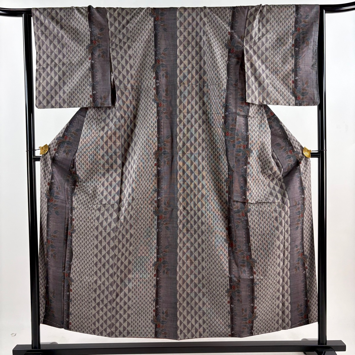 【美品】 紬 身丈156cm 裄丈65.5cm M 袷 草花 鱗 灰紫 正絹 名品 【中古】拍卖