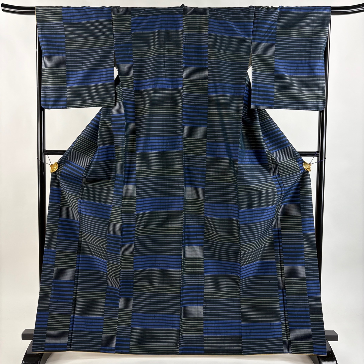 紬 身丈167cm 裄丈67cm M 袷 鈴乃屋 縞 幾何学模様 紺色 正絹 秀品 【中古】拍卖
