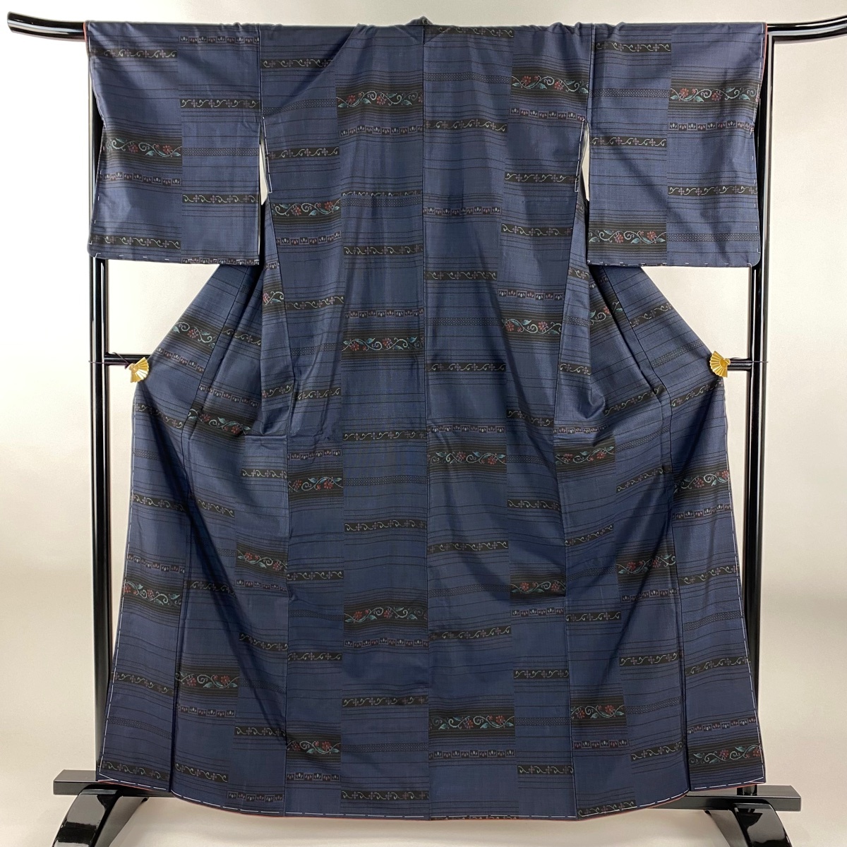 【美品】 大島紬 身丈162.5cm 裄丈67.5cm L 袷 純泥染 証紙 花唐草 縞 紺色 正絹 秀品 【中古】拍卖