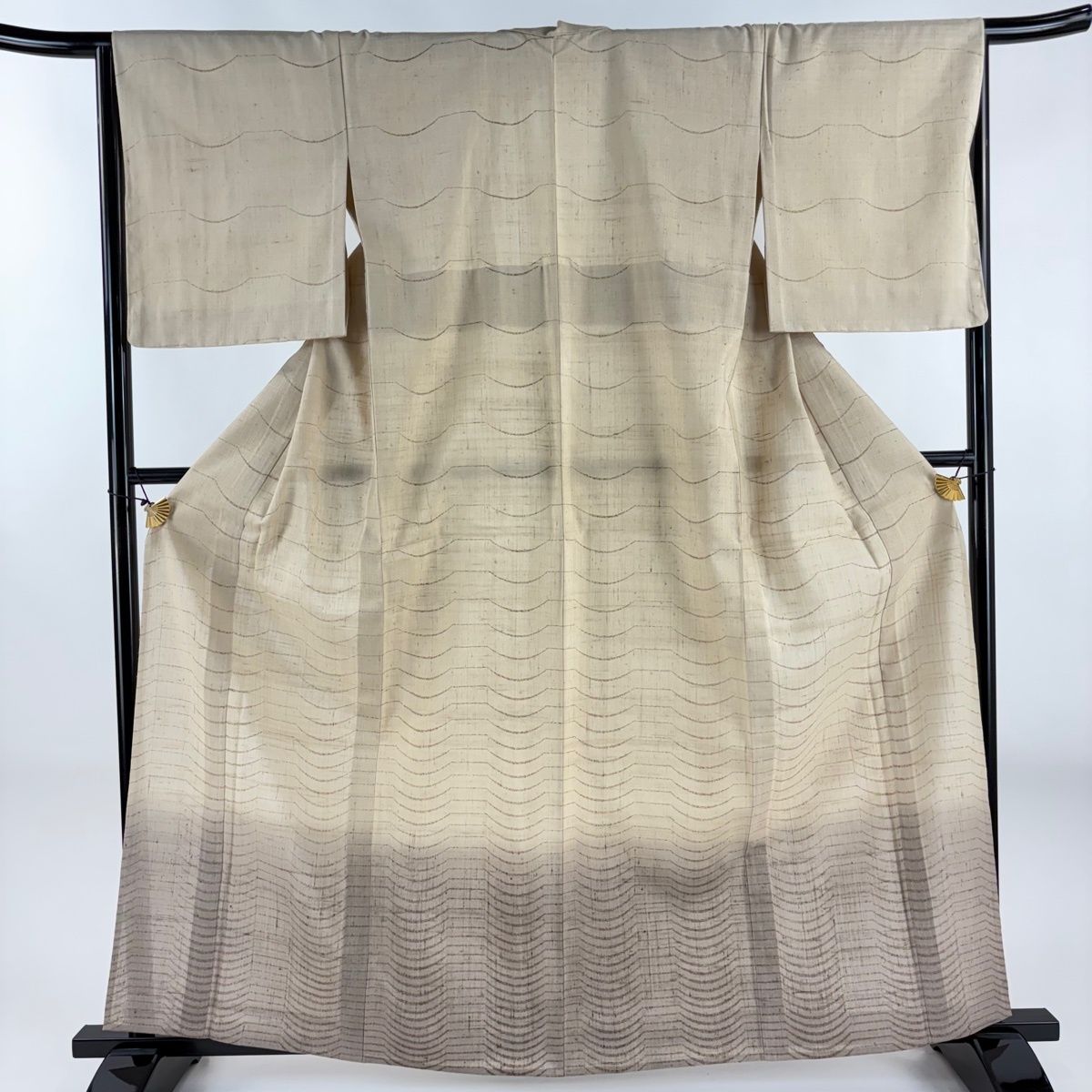 【美品】 付下げ 身丈162cm 裄丈65cm M 単衣 しょうざん 紬地 生紬 やまと 落款 幾何学模様 裾ぼかし 薄茶色 正絹 逸品 【中古】拍卖