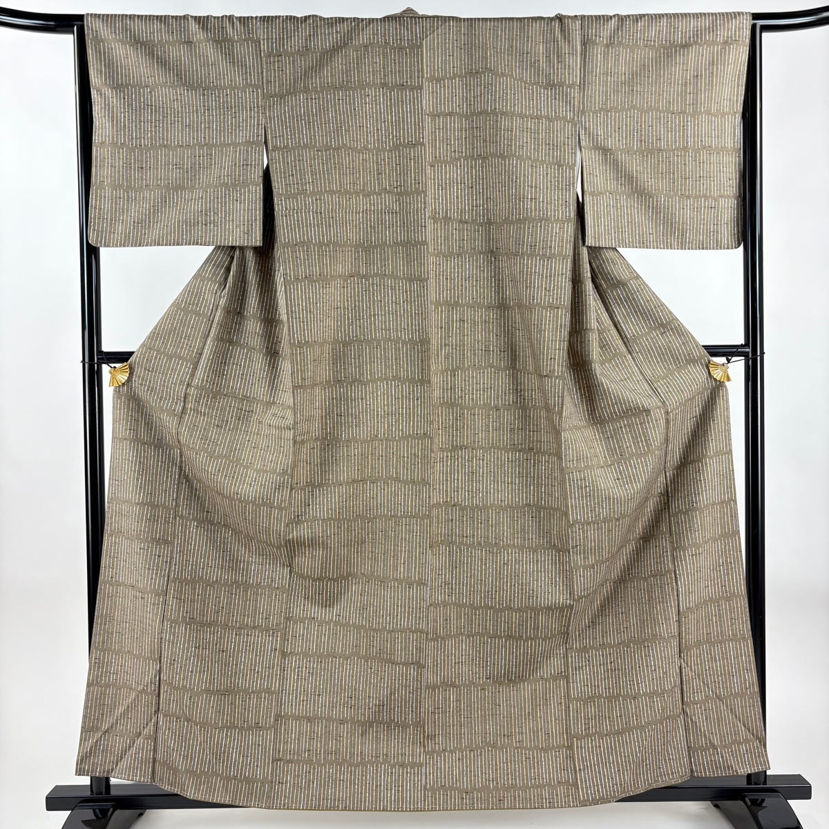 【美品】 小紋 身丈160.5cm 裄丈64.5cm M 袷 牛首紬地 落款 証紙 縞 灰茶 正絹 逸品 【中古】拍卖