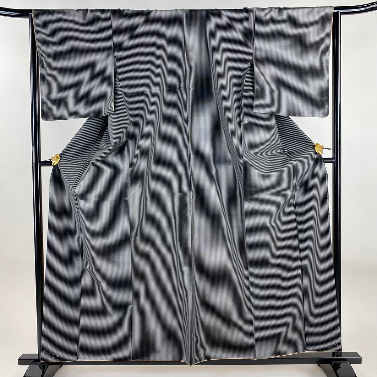 【美品】 大島紬 身丈159.5cm 裄丈65cm M 袷 本場縞大島 証紙 縦縞 墨色 正絹 名品 【中古】拍卖