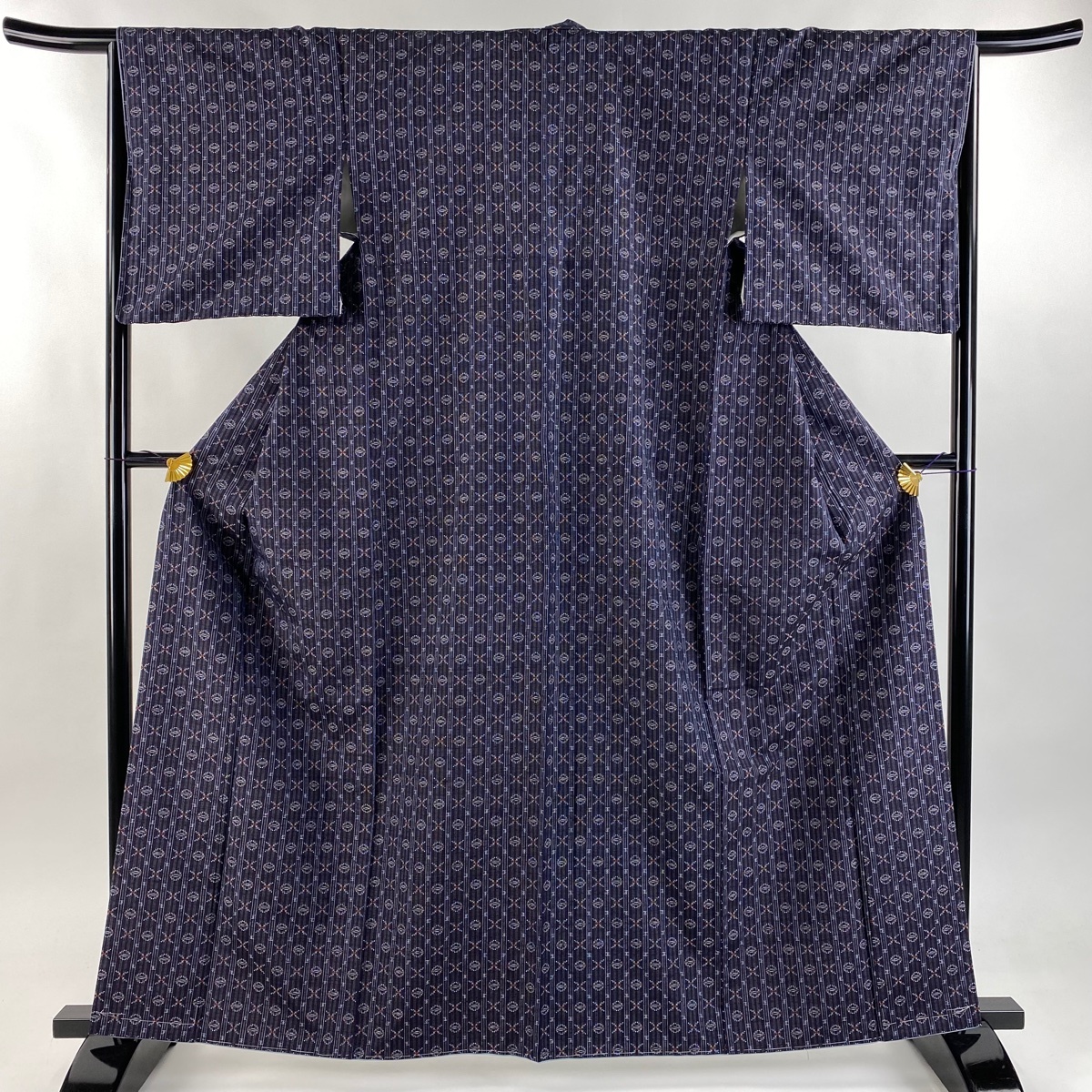 【美品】 紬 身丈162.5cm 裄丈66cm M 袷 読谷山花織 証紙 縞 幾何学模様 濃紫 正絹 逸品 【中古】拍卖