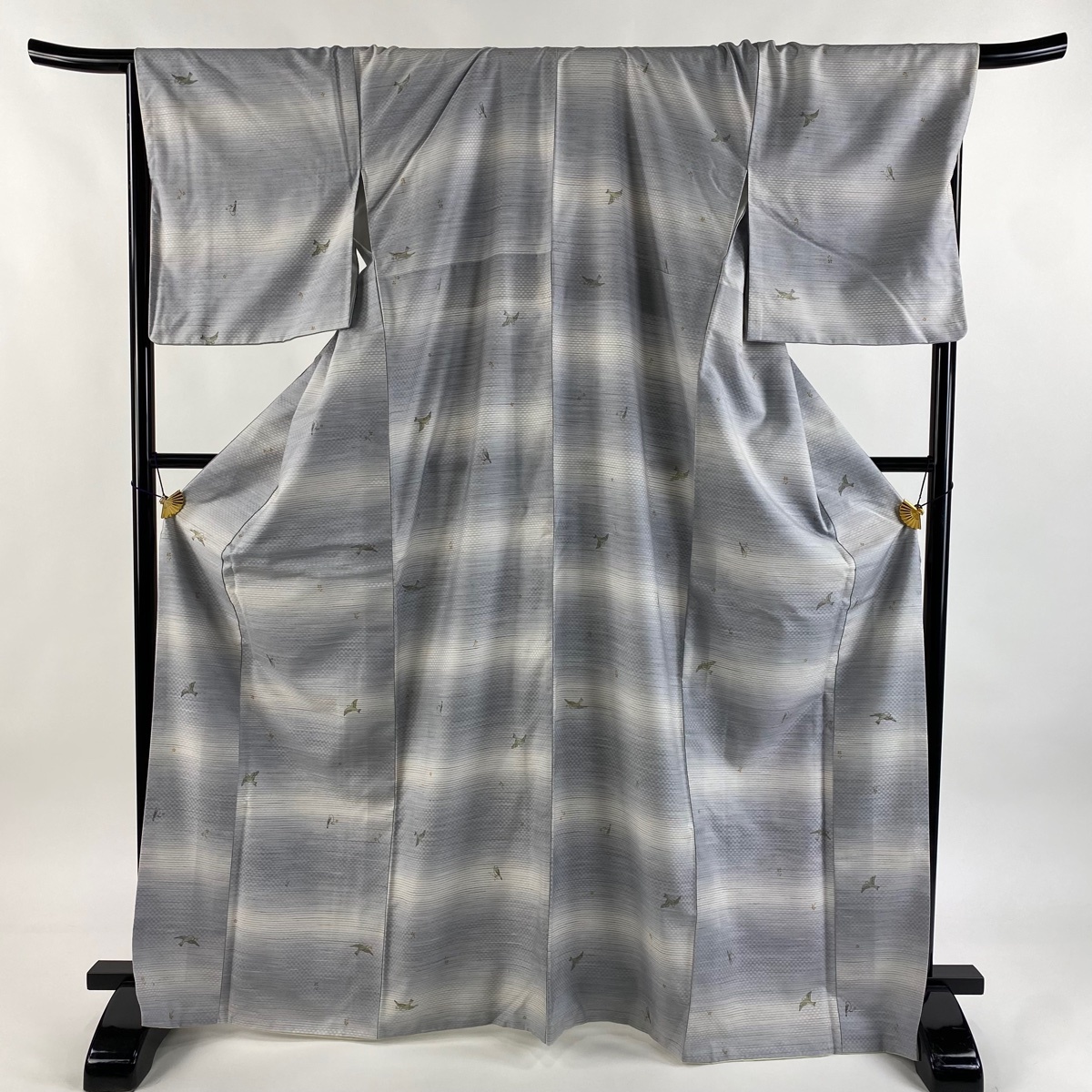 【美品】 小紋 身丈168cm 裄丈69cm L 袷 紬地 やまと 鳥 草花 ぼかし 青灰色 正絹 名品 【中古】拍卖