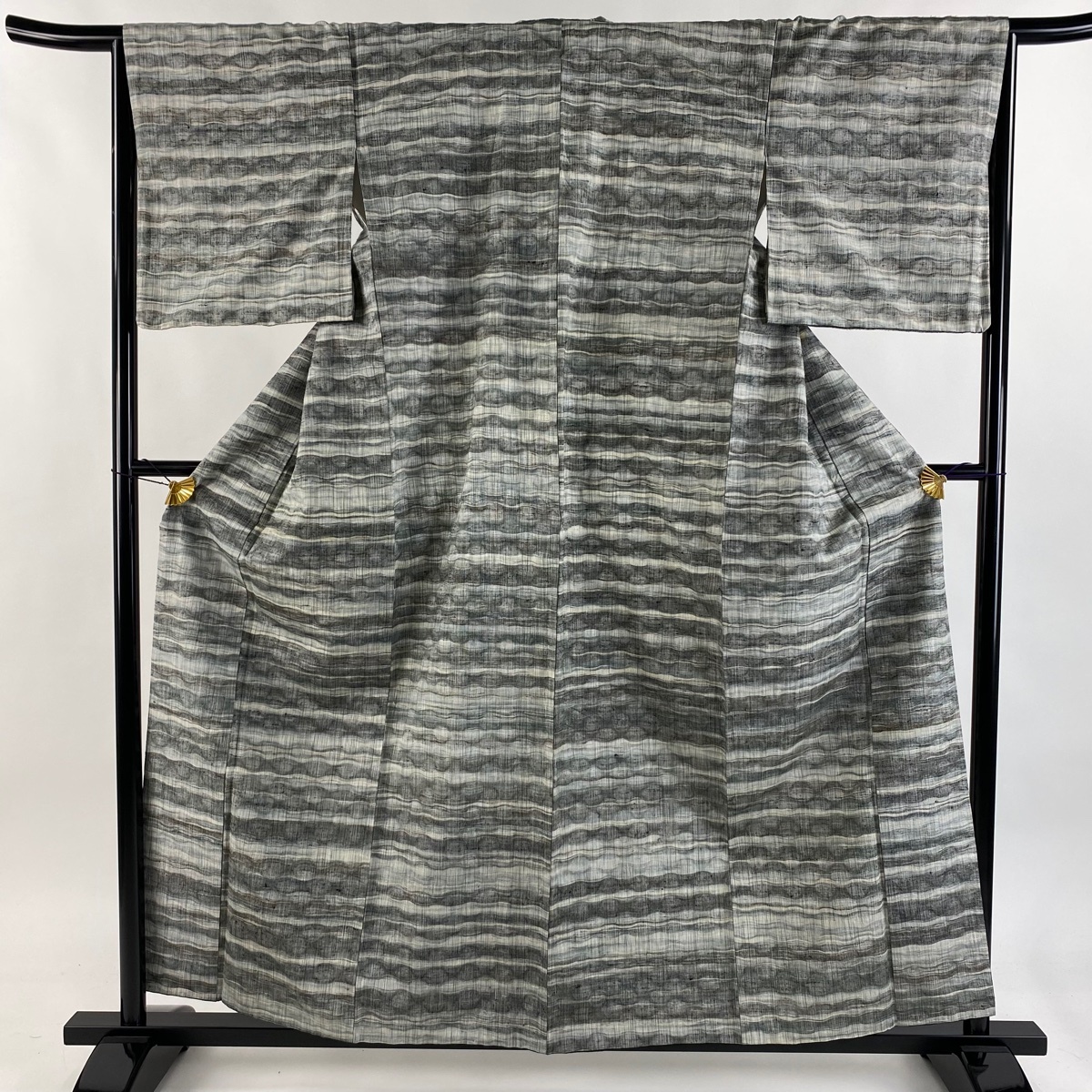 紬 身丈158cm 裄丈66cm M 袷 波 幾何学 灰色 正絹 秀品 【中古】拍卖