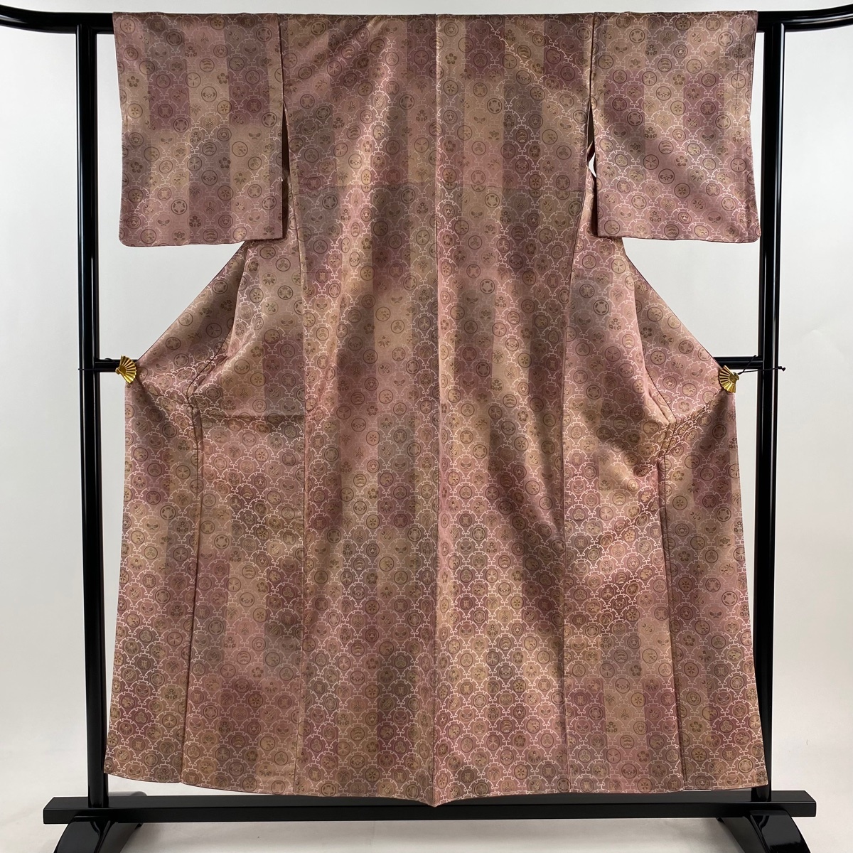 【美品】 お召 身丈156cm 裄丈60.5cm S 袷 雪輪青海波 蝶 ピンク 正絹 逸品 【中古】拍卖