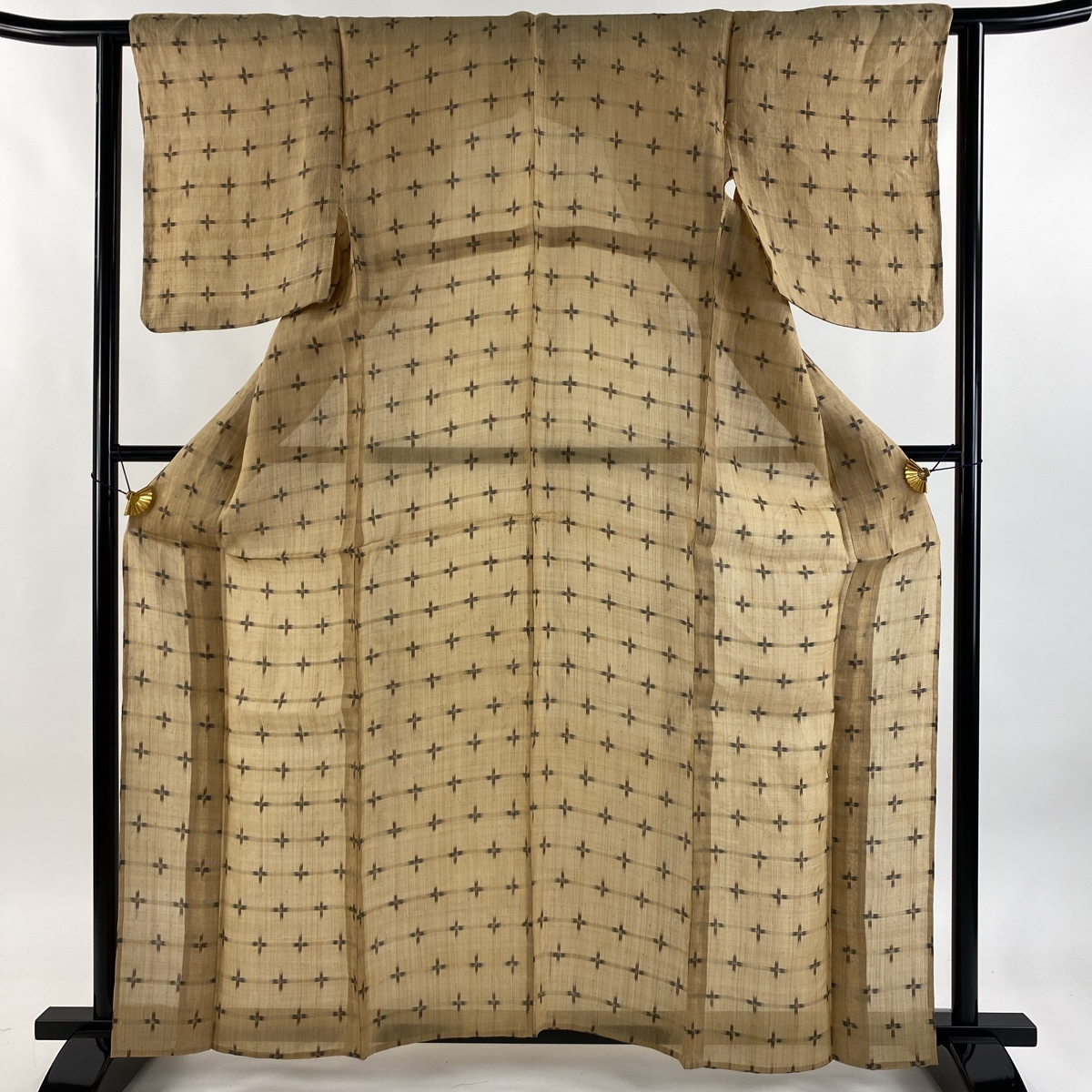 紬 身丈162cm 裄丈61cm S 薄物 十字絣 薄茶色 芭蕉 逸品 【中古】拍卖