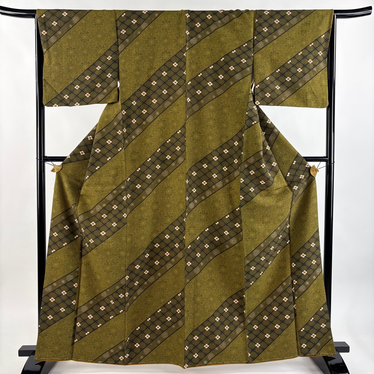 【美品】 小紋 身丈164cm 裄丈66cm M 袷 花菱 華文 鶯色 化繊 優品 【中古】拍卖