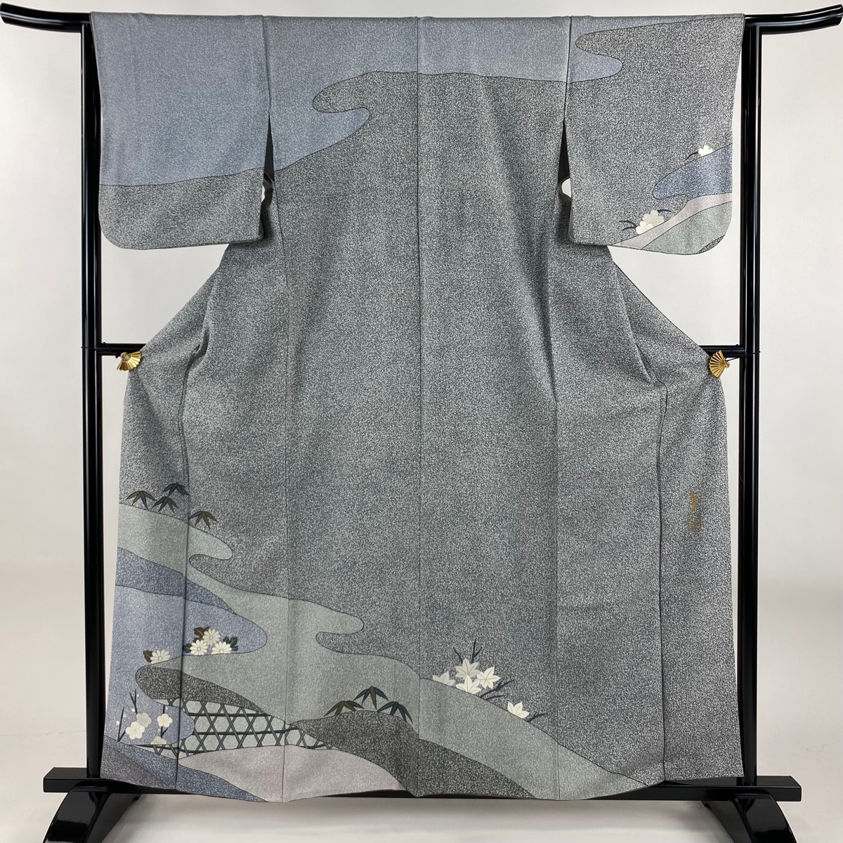 【美品】 訪問着 身丈160cm 裄丈63cm S 袷 大久保玄才 落款 菊 笹 金彩 灰白 正絹 秀品 【中古】拍卖