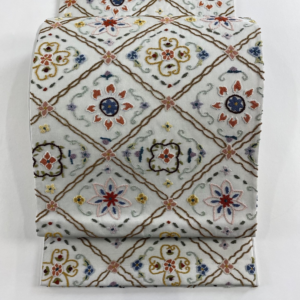 【美品】 袋帯 逸品 菱格子 草花 相良刺繍 薄緑 六通 正絹 【中古】拍卖