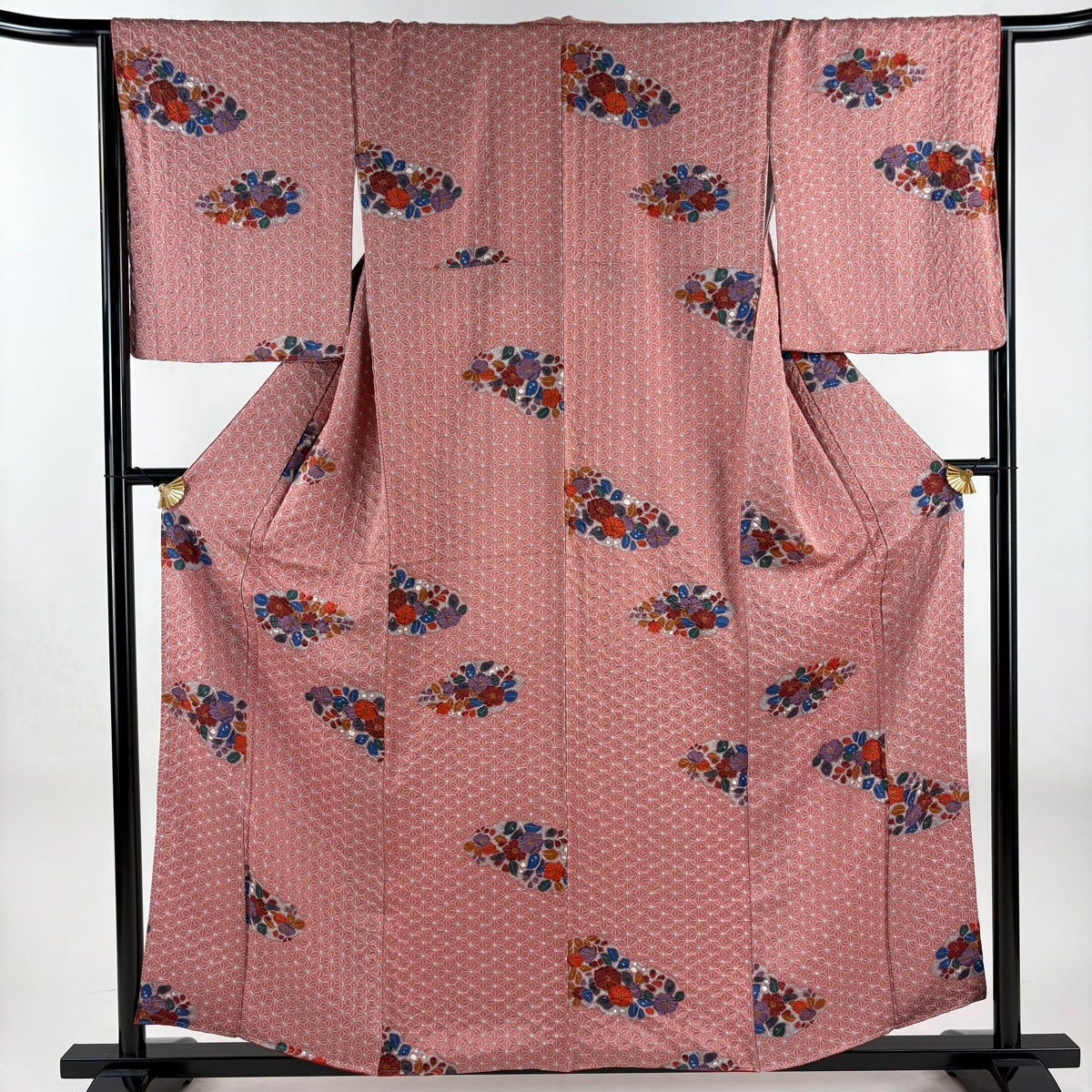 【美品】 小紋 身丈158cm 裄丈65.5cm M 袷 草花 麻の葉 絞り サーモンピンク 正絹 秀品 【中古】拍卖