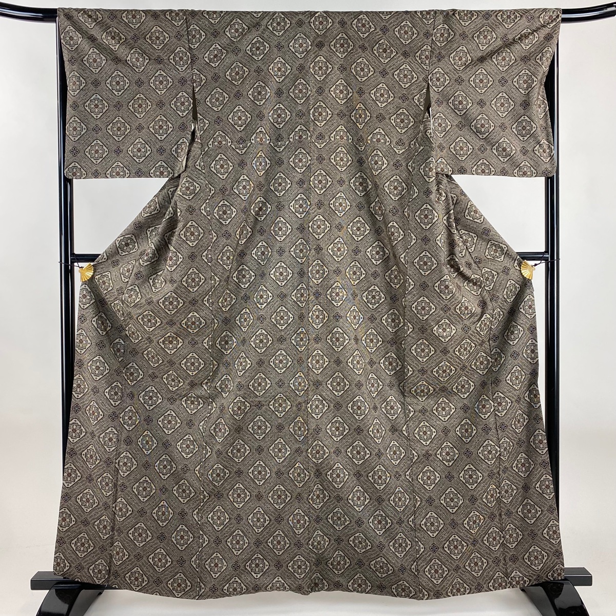 紬 身丈162cm 裄丈66.5cm M 袷 やまと 花柄 幾何学 焦茶色 正絹 逸品 【中古】拍卖