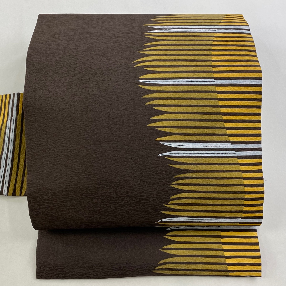 名古屋帯 逸品 菅有鬼一 落款 幾何学 金彩 焦茶色 正絹 【中古】拍卖