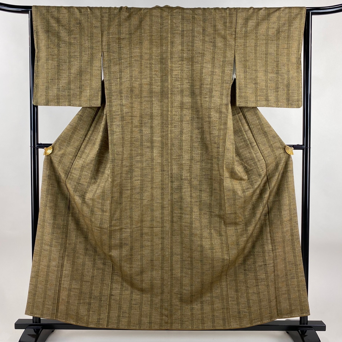 【美品】 紬 身丈159cm 裄丈65.5cm M 袷 縞 幾何学 花織 茶色 正絹 秀品 【中古】拍卖