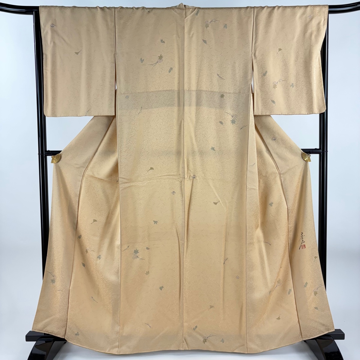 【美品】 小紋 身丈163cm 裄丈65.5cm M 袷 浅井青人 落款 葉柄 地紋 金彩 薄オレンジ 正絹 秀品 【中古】拍卖