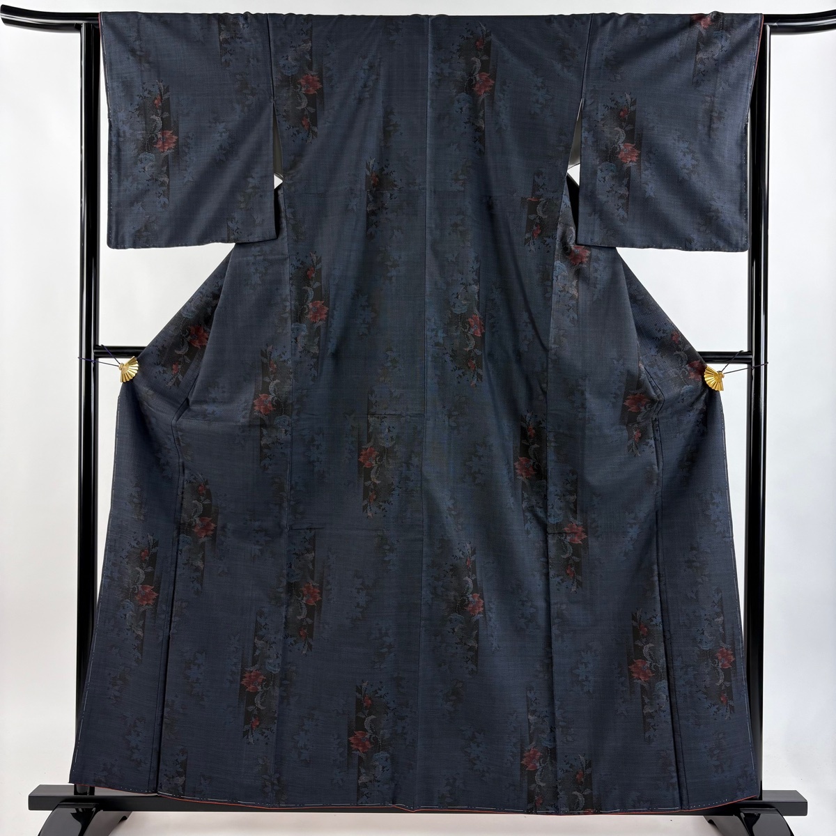 大島紬 身丈160.5cm 裄丈64cm M 袷 純泥染 証紙 草花 シルエット 紺色 正絹 秀品 【中古】拍卖