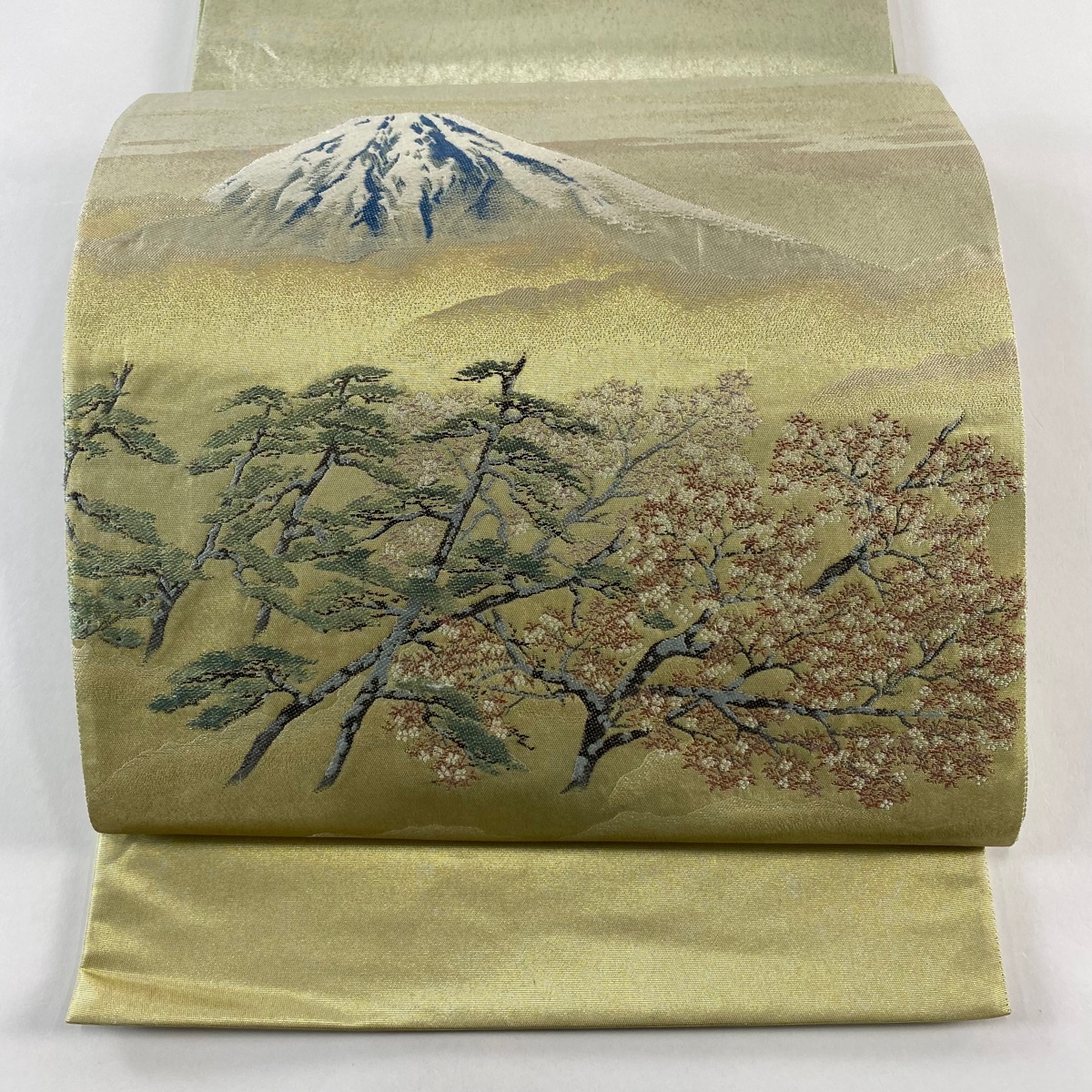 【美品】 袋帯 名品 じゅらく 落款 横山大観 不二霊峰 松 箔 薄緑 お太鼓柄 正絹 【中古】拍卖