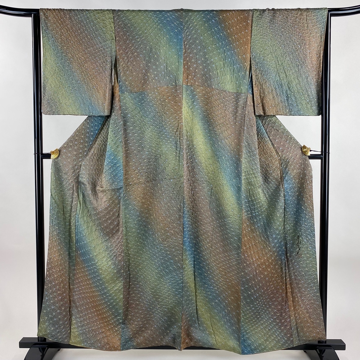 【美品】 小紋 身丈158.5cm 裄丈65cm M 袷 斉藤三才 落款 麻の葉 地紋 絞り 灰緑 正絹 名品 【中古】拍卖