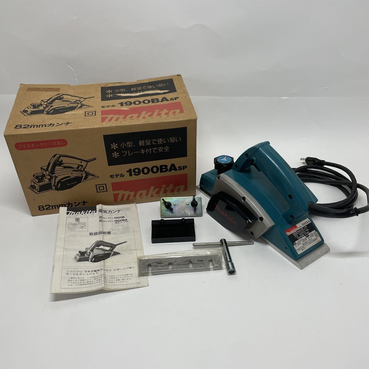 makita 82mm 電気カンナ 1900BA ブレーキ付 替刃式 軽量 小型 電動カンナ拍卖