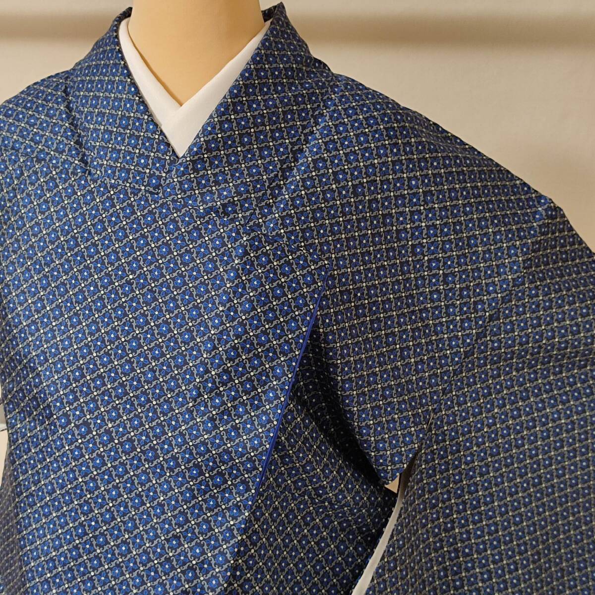 即決■着物の越田■裄65身丈159 紬 袷 美品 地色が黒系 カジュアル着物■め06E01拍卖