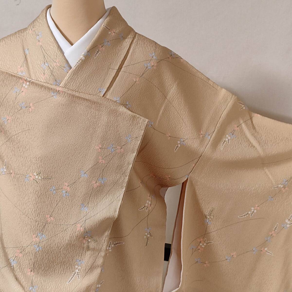 即決■着物の越田■裄68.5身丈162 正絹 小紋 袷 地紋 金彩加工 上品 ベージュ系 やさしい色合い 吾◇め06E02拍卖