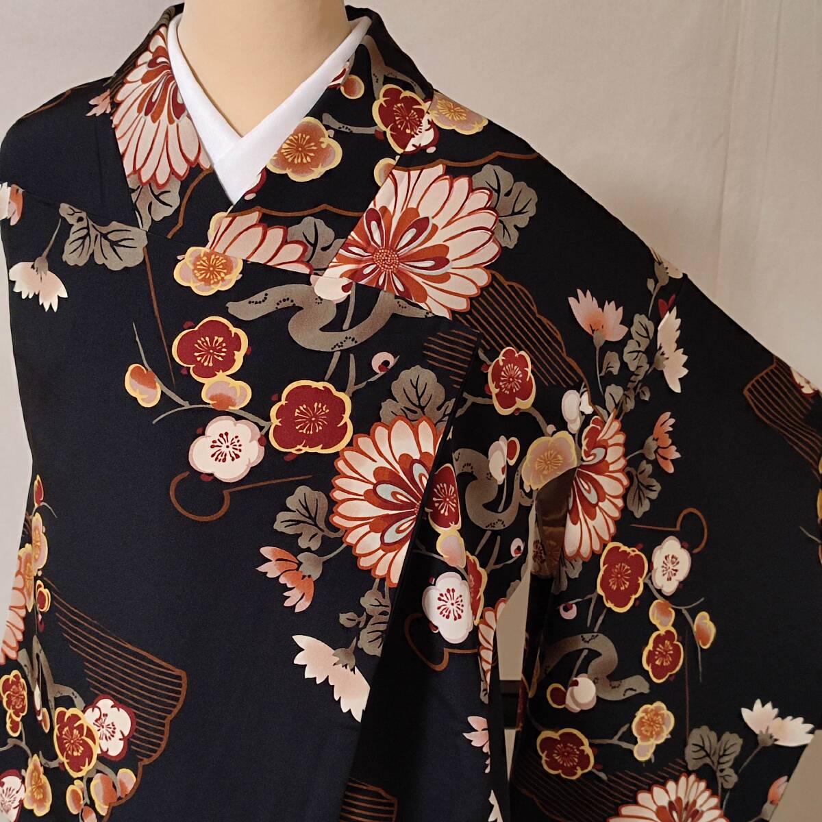 即決■着物の越田■裄67身丈165.5 正絹 小紋 袷 地色が黒系 花柄 訳あり品■め06E05拍卖