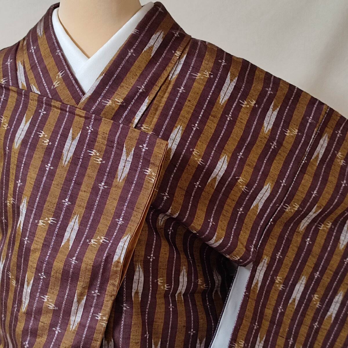 即決■着物の越田■裄63身丈156 紬 袷 縦縞柄 矢絣 茶色系 美品 カジュアル着物■め06E07拍卖