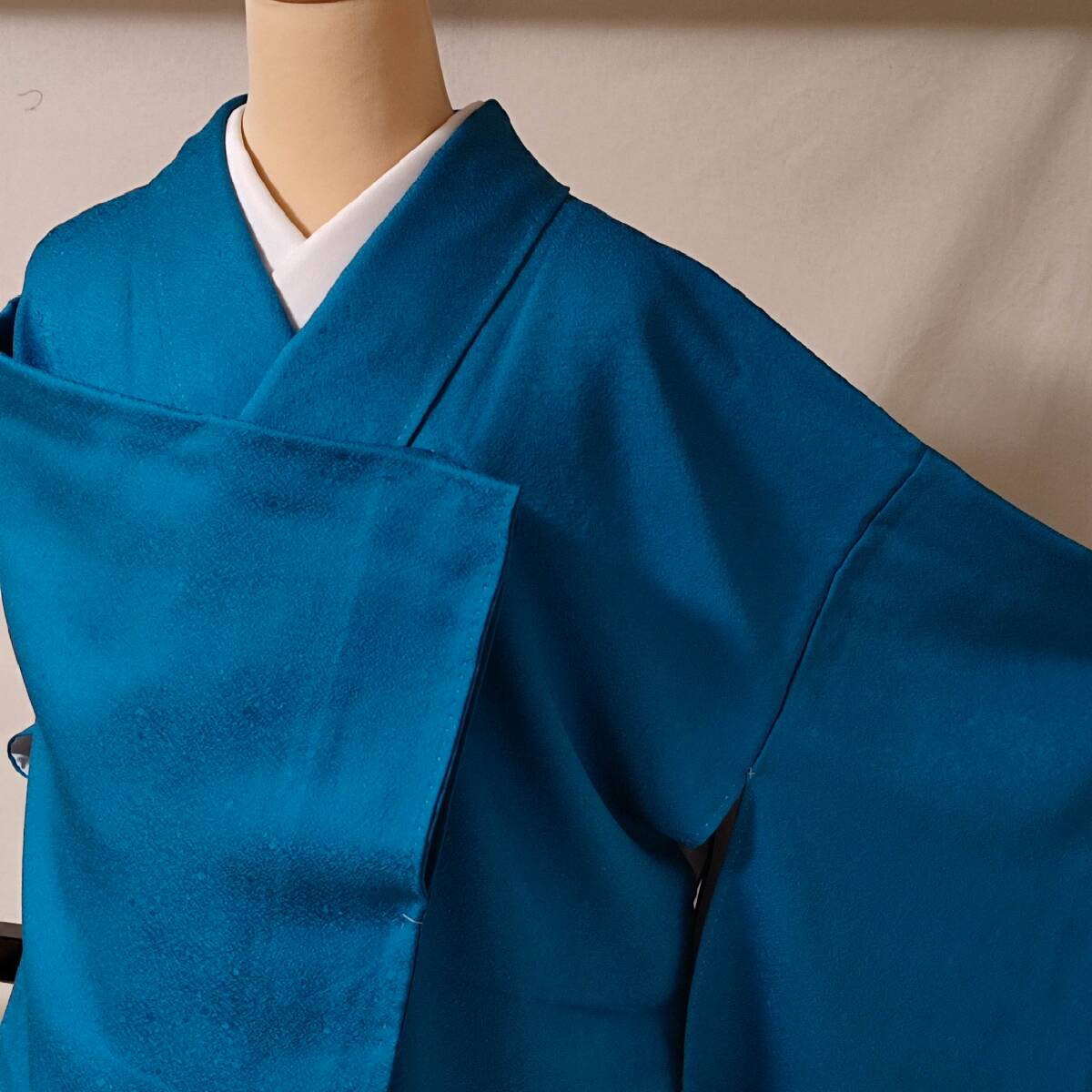 即決■着物の越田■裄69身丈175 地紋 一つ紋 丸に五三桐 しつけ糸付き 裄長 トールサイズ 袷 クイーンサイズ 吾◇め06E08拍卖