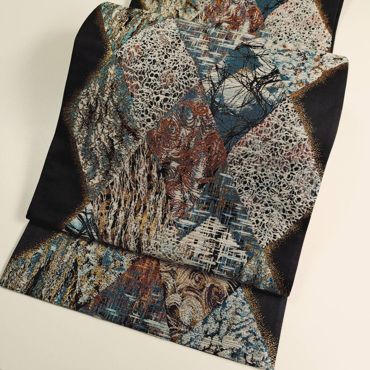 即決■着物の越田■幅31 長さ436 正絹 黒地 上質 抽象柄 個性的 ゴージャス 菱文 金糸あり ◇頭z む30J08拍卖