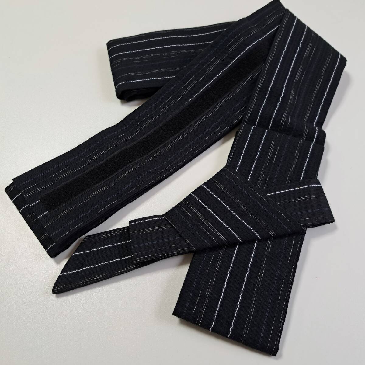 即決■着物の越田■幅9.5長さ274 化繊と思われる 角帯 両面全通 作り帯 マジックテープ 黒地 縞 シンプル ■む30J02拍卖