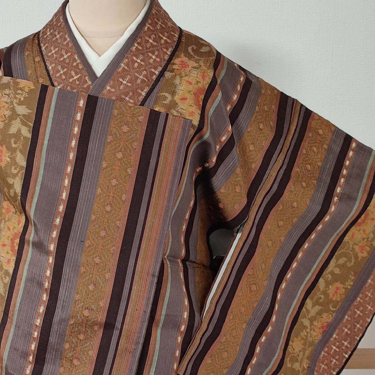 即決■着物の越田■裄64.5身丈158.5 紬 袷 縦縞柄 茶色系のお色味 美品■め09E02拍卖